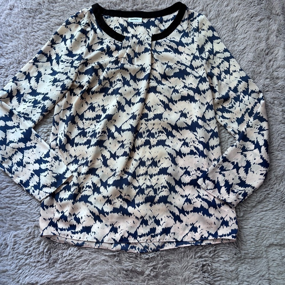 ⭐️⭐️⭐️DKNYC blue and cream abstract print blouse size Small